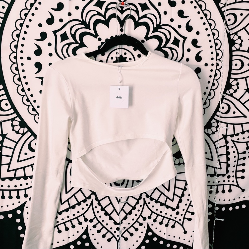 Adika Holiston Crop Top🤍